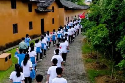 五集政论片《新时代文化》第二集《思想之旗》