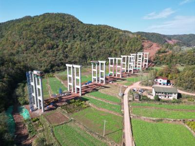 直击襄宜高速宜昌段项目建设现场 2600余名建设者全线拼进度  