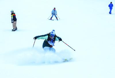 宜昌市第二届大众冰雪季滑雪公开赛在五峰举办 千余名冰雪爱好者共赴“冰火之旅”  