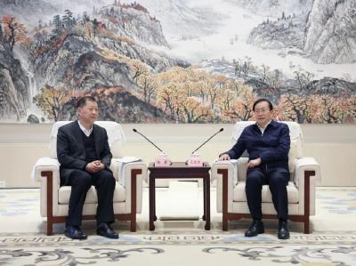 王忠林李殿勋与东风公司董事长杨青总经理周治平座谈  