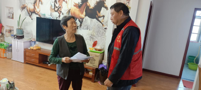 金斗山社区：上门办理换证申请，真心服务弱势群体