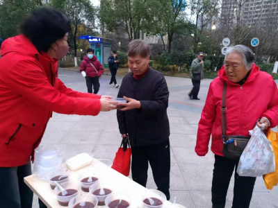 金斗山社区：腊八喝粥送福，暖胃暖心添年味儿