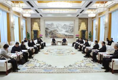 王忠林李殿勋与长江水利委员会主任刘冬顺座谈 