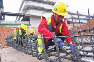 中燃三峡区域总部及能源装备制造基地项目： 奋战桩基施工 锁牢“定海神针”