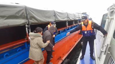 船员头部受伤流血不止  枝江海事雨幕中架起生命通道