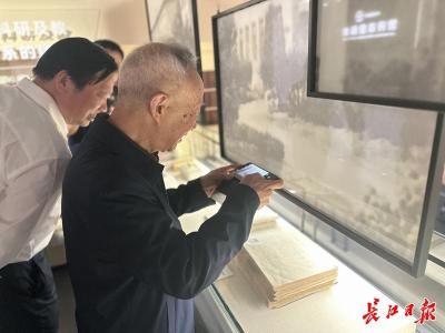 从一根玻璃丝到一个世界级产业，追光者：突破封锁，自主奋斗  