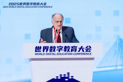 诺奖得主武汉演讲亮手腕：“我用华为的手表！”