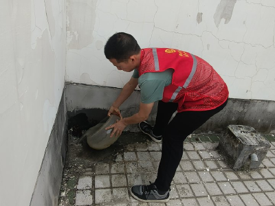 金斗山社区：翻盆倒罐清积水 防蚊灭蚊护家园