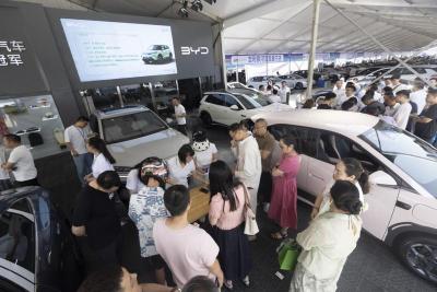 从肥鱼盛宴到汽车狂欢！伍家岗激活消费新势能的“永动密码”