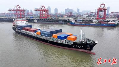 牢记嘱托 建成支点丨从通江达海到链接全球，武汉港九大港区激活“黄金水道”