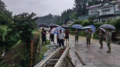 闻“汛”而动！鹤峰贺英女子民兵连风雨中展现“她”力量  