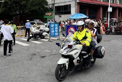 风雨中，湖北交警守护中考学子路  