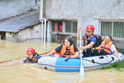 鏖战入梅“第一波”！暴雨如注，他们的身影守护万家灯火  
