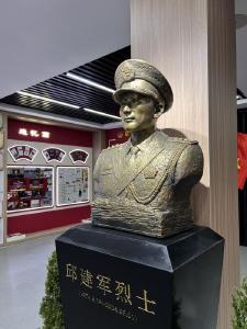 英雄从未远去，邱建军牺牲一周年后，烈士雕像在汉落成