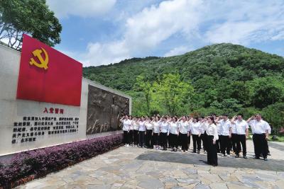 点军区组织新党员参观学习  