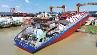 长江首艘纯甲醇动力智能船在枝江下水  