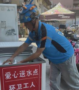 “最美骑士”张宝剑：高温挡不住爱心传递 载着“救命神器” 继续奔跑