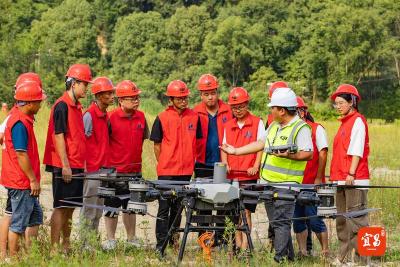一支山区“飞手”服务队年运农产品80万吨——秭归无人机产业重构山区农业新图景