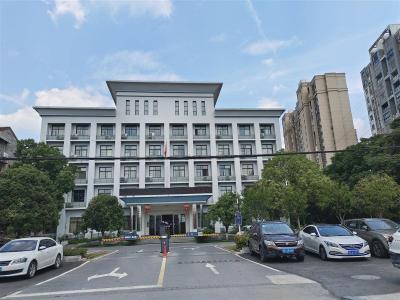 当阳20多家单位拆掉围墙方便百姓 停车位多了 遛弯地大了 亲切感强了  