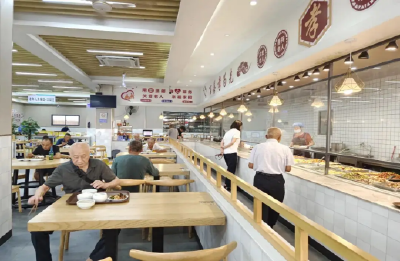 “中央厨房+社区配送”一餐热饭烹出中国式养老“襄阳方案”  