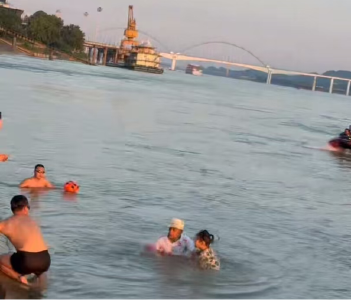 74岁冬泳协会会长勇救落水女孩