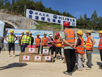 宜昌法官泉村：夏日清凉送一线  红十字关爱暖人心  