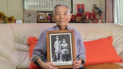 让历史告诉未来丨95岁新四军报务员万众一讲述抗战故事 80年前，他亲手抄收日本投降电报  