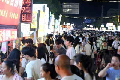 锲而不舍贯彻落实中央八项规定精神丨干部向摊主和食客问计 地摊一条街点亮烟火有序“新夜态”
