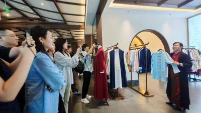 活力中国调研行｜坚守“手工造”，非遗道服网上卖脱销  