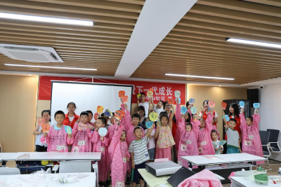 金斗山社区联合三峡大学开展“非遗漆扇绽芳华 暑期实践传匠心”非遗体验活动