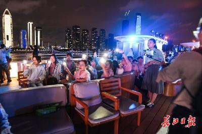 长江夜游玩出“River walk（江上漫步）”新高度，青年情侣“江上告白”安家武汉