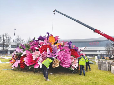 主题绿雕亮相宜昌北站广场