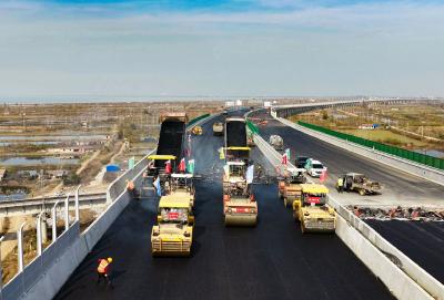 无人铺沥青，湖北这条公路建设被外交部发言人点赞了