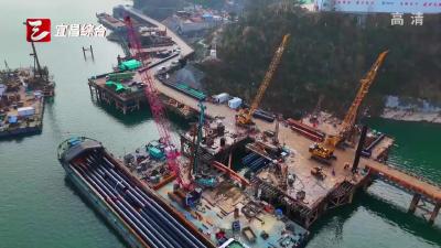 三峡翻坝码头首根“巨无霸”钢护筒精准安装