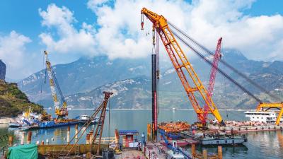 三峡枢纽江南成品油翻坝项目坝上码头首根钢护筒吊装成功 61.5米巨型钢护筒垂直入水133米深