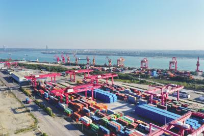 长江港口作业忙