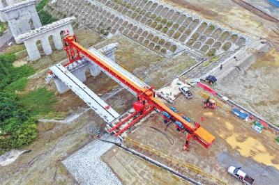 茅坪港疏港铁路开始T梁架设