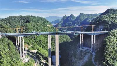 宜来高速宜昌段控制性工程晏家坪大桥双幅合龙