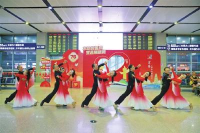欢歌迎国庆 唱响候车厅