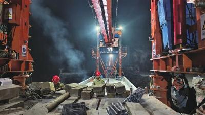 茅坪港疏港铁路实现全线“梁通”