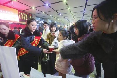 大数据调度  机器人收费  志愿者服务——春运首日宜昌多措并举情暖游客归乡路