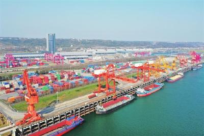 港口作业忙 首季开门红