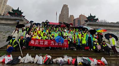 西陵天问初中705班学生参加三峡蚁工公益活动