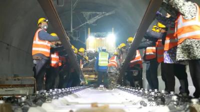 宜兴高铁铺轨施工进入兴山境内 建成后，兴山至宜昌车程将缩短至20分钟左右