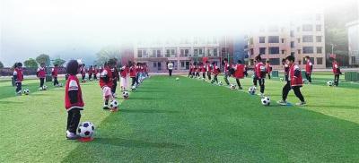 绿茵场上的梦想与汗水——记者探访宜昌4所校园足球特色学校  