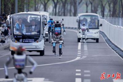 武汉“夜航星”亮相北京人形机器人半马：21公里零摔倒、零失误！