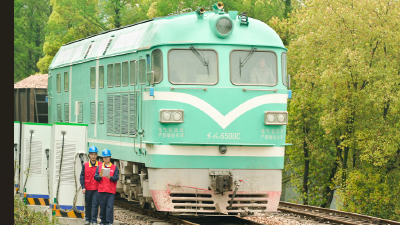 松宜铁路二期电动货运专列投用