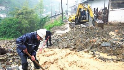 “铁脚板”丈量隐患 无人机跨越“孤岛”——五峰镇防汛救灾一线见闻  