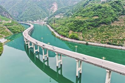 兴山水上公路与碧水青山相映成趣