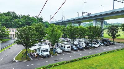 至喜桥下赏烟雨，房车旅居成“新宠” 